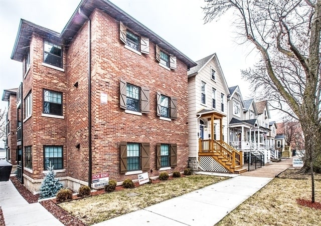 2141 W Fletcher St