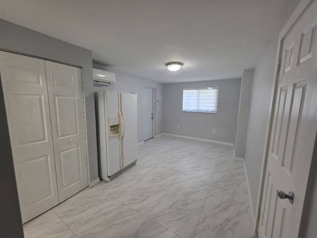 7388 S Waterway Dr in Miami, FL - Building Photo - Building Photo