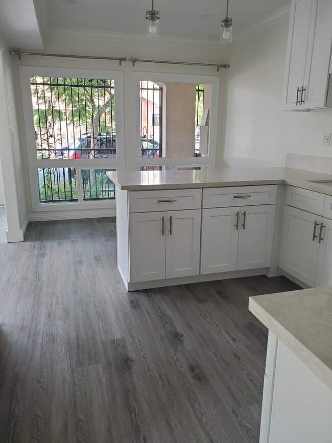 5306 Romaine Street in Los Angeles, CA - Foto de edificio - Building Photo