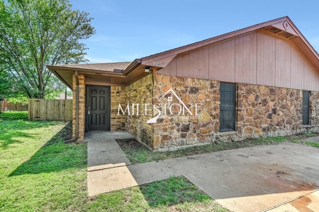 927 Farmington Rd in Howe, TX - Foto de edificio - Building Photo