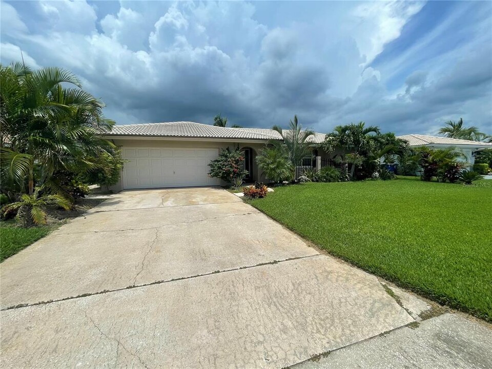 2003 Michigan Ave NE in St. Petersburg, FL - Building Photo