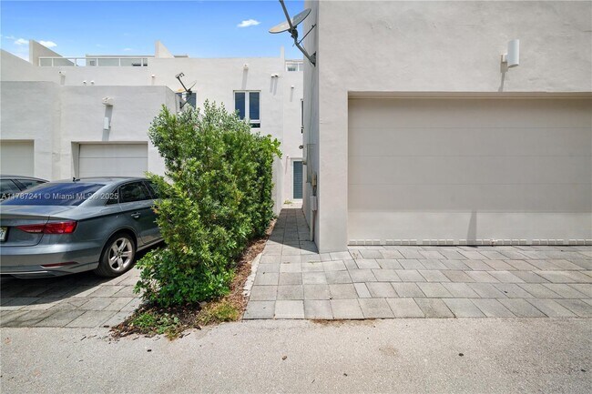 10400 NW 63rd Terrace in Doral, FL - Building Photo - Building Photo