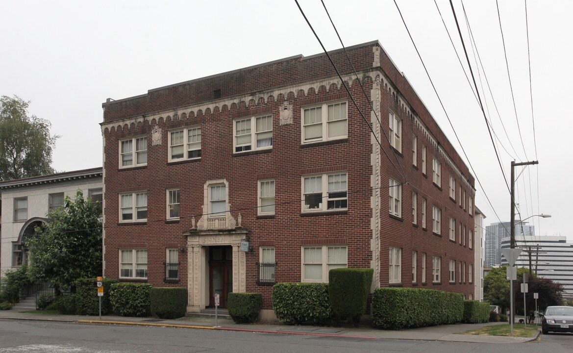 Conrad Apartments in Seattle, WA - Building Photo