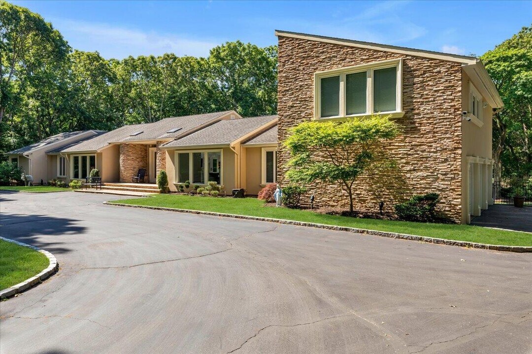 90 Rodeo Dr in Oyster Bay, NY - Building Photo