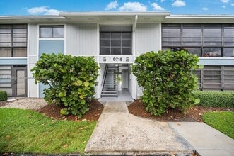 9715 Hammocks Blvd, Unit 203 in Miami, FL - Building Photo - Building Photo