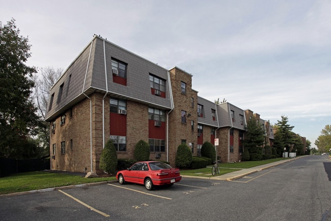 Meadow Lane Village Apartments in Secaucus, NJ - Building Photo - Building Photo