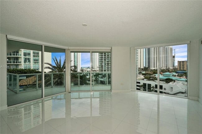 250 Sunny Isles Blvd in Sunny Isles Beach, FL - Building Photo - Building Photo