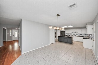 4502 Warwick Dr in Sugar Land, TX - Foto de edificio - Building Photo