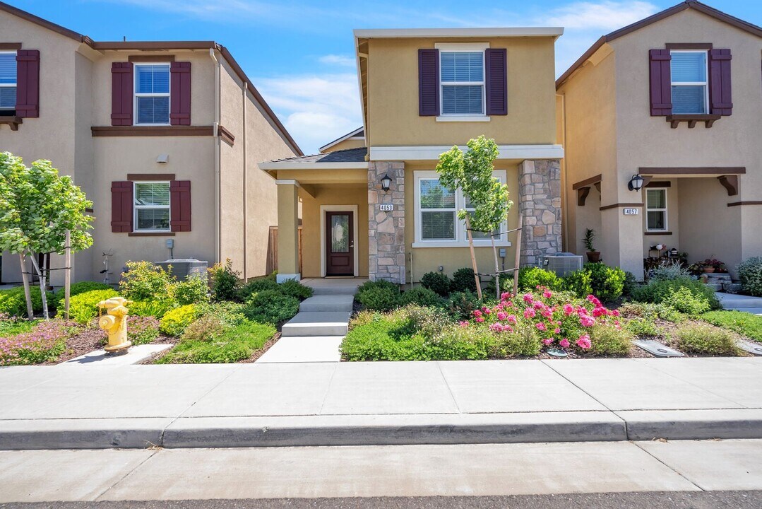 4053 Dover St in West Sacramento, CA - Building Photo