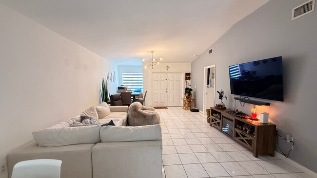 9149 NW 119th Ter in Hialeah Gardens, FL - Building Photo - Building Photo