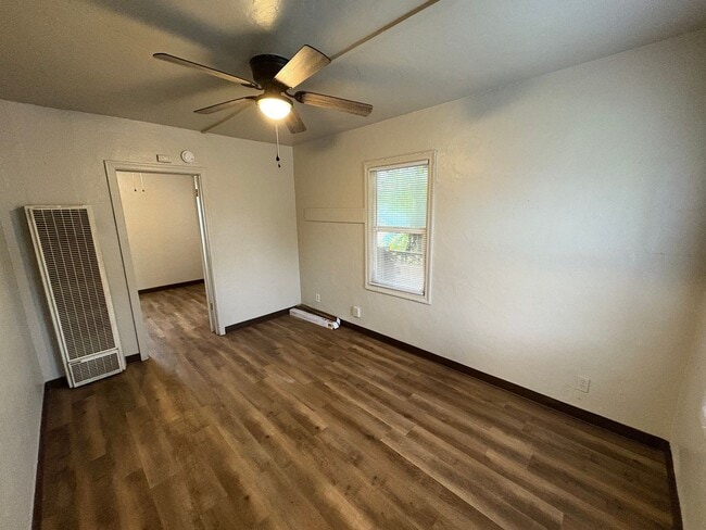 311 E Grove Ave in Visalia, CA - Building Photo - Building Photo