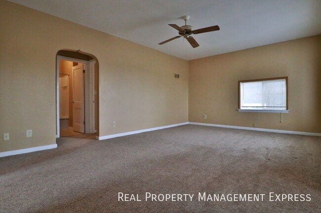 3 Bedroom 1.5 Bath Near Downtown with Fenc in Sioux Falls, SD - Building Photo - Building Photo