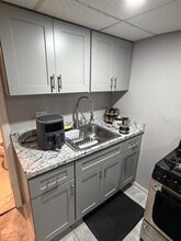 32 Danforth Ave, Unit Unit 3 in Jersey City, NJ - Building Photo - Building Photo