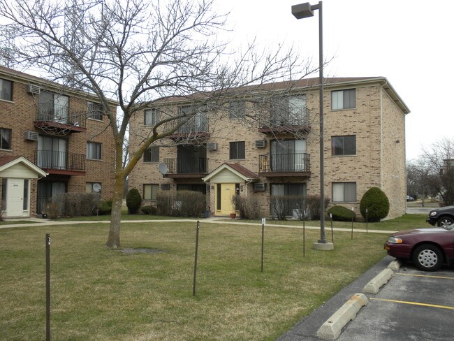 Hamilton Court Apartments in Des Plaines, IL - Building Photo - Building Photo