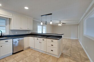 2107 Edinburgh Dr SW in Huntsville, AL - Building Photo - Building Photo