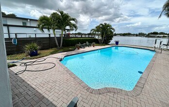 1015 31st Terrace NE in St. Petersburg, FL - Building Photo - Building Photo