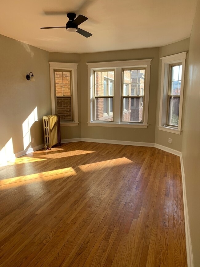 832.5 W Sunnyside Ave in Chicago, IL - Building Photo - Building Photo