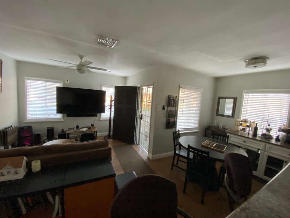 636 E 121st Pl, Unit 2 in Los Angeles, CA - Building Photo