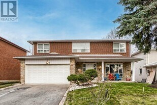 100 Poplar Heights Dr in Toronto, ON - Building Photo