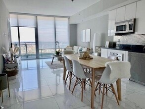 92 SW 3rd St, Unit 4707 in Miami, FL - Foto de edificio - Building Photo