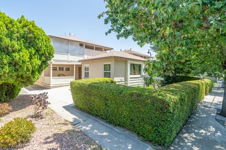 12727 Oxnard St in North Hollywood, CA - Building Photo - Building Photo