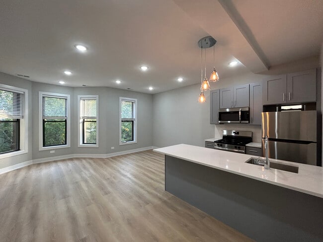 423 W Belden Ave, Unit 432-05