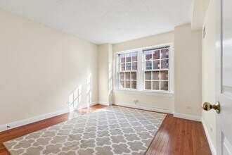 591 Beacon St, Unit 302 in Boston, MA - Foto de edificio - Building Photo