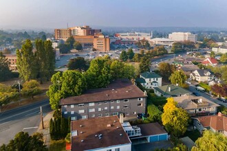 Island Manor Apartments in Victoria, BC - Building Photo - Building Photo