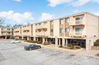 Plaza 93 West Apartments in Omaha, NE - Foto de edificio - Primary Photo