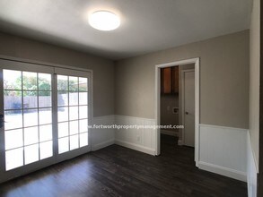 6915 W Cleburne Rd in Fort Worth, TX - Foto de edificio - Building Photo