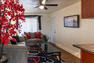 Papago Gardens Apartments in Phoenix, AZ - Building Photo - Interior Photo