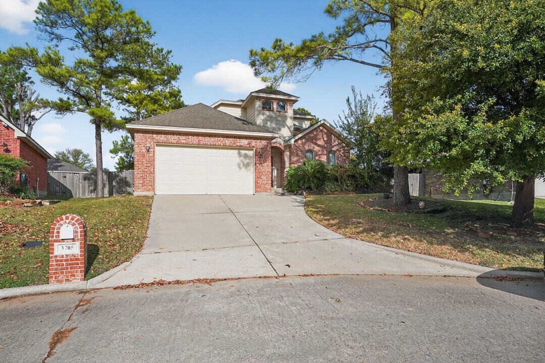 3705 Whisper Walk in Montgomery, TX - Foto de edificio