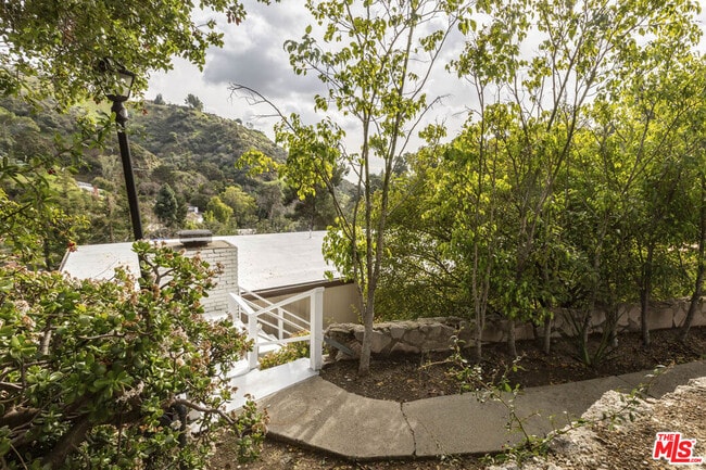 2470 Zorada Dr in Los Angeles, CA - Building Photo - Building Photo