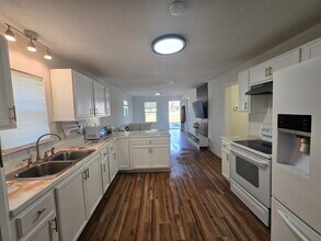 108 W Acheson St in Denison, TX - Foto de edificio - Building Photo