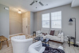 12405 S Parkwood Ln in Lee's Summit, MO - Building Photo - Building Photo
