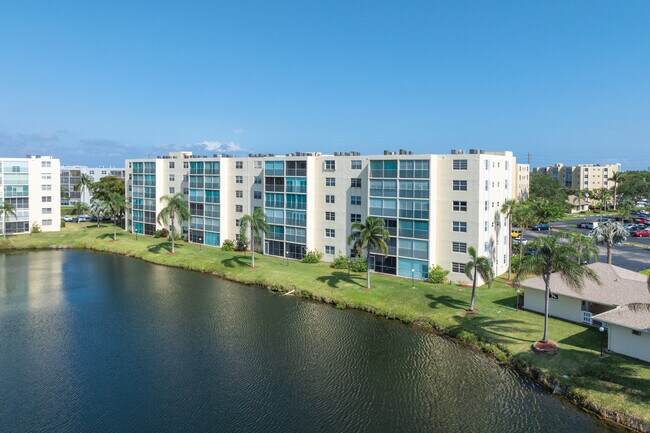 Meadowbrook Lakes View Condominiums in Dania Beach, FL - Foto de edificio - Building Photo