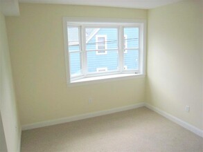 43 Pitman St, Unit 202 in Somerville, MA - Building Photo - Building Photo