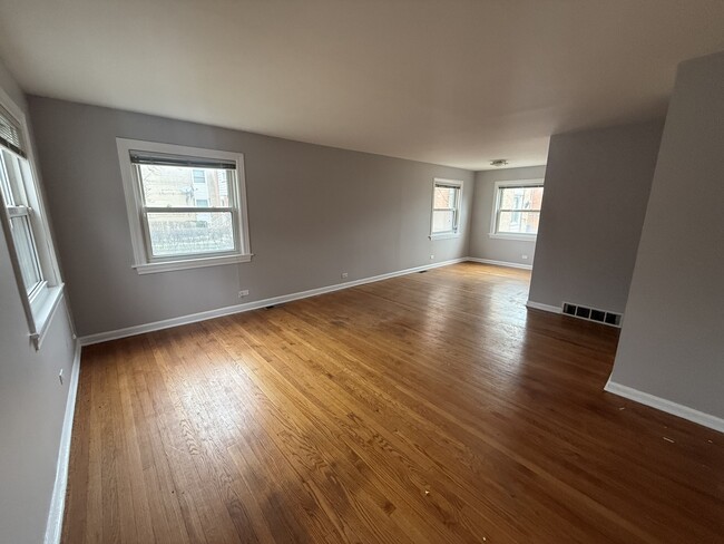 6541 N Kedzie Ave in Chicago, IL - Foto de edificio - Building Photo