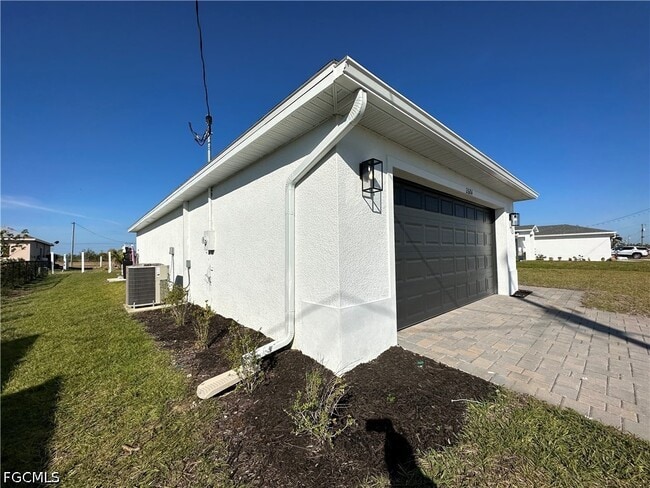 2604 NW 8th Pl in Cape Coral, FL - Building Photo - Building Photo