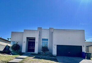 2811 T.S Eliot Dr in Laredo, TX - Building Photo