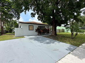 10682 Fascination Ln in Royal Palm Beach, FL - Foto de edificio - Building Photo