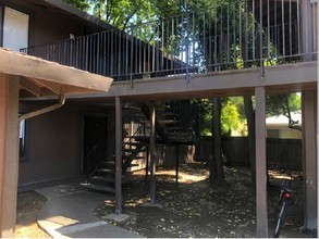 Hidden Oak Apartments in Sacramento, CA - Foto de edificio - Building Photo