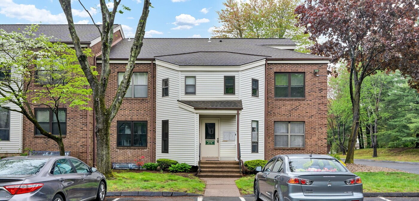 38 Wellington Dr in Farmington, CT - Building Photo
