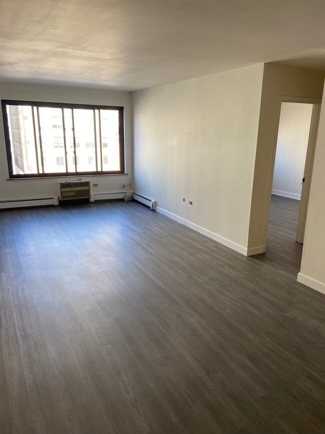 607 W Wrightwood Ave, Unit 612 in Chicago, IL - Building Photo - Building Photo