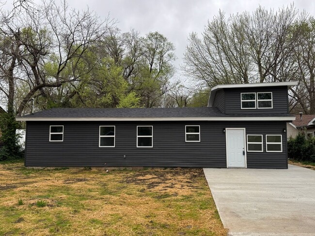 2645 W Chestnut St in Springfield, MO - Building Photo - Building Photo