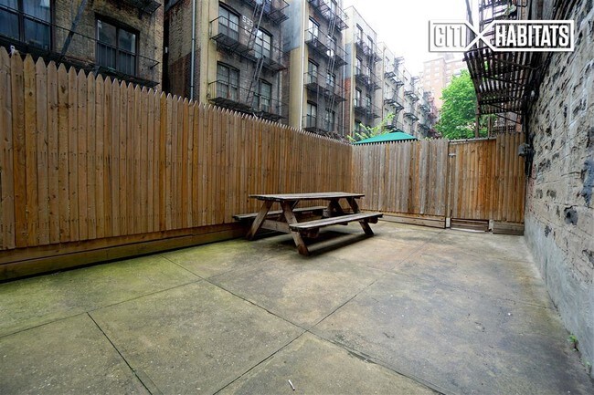 542 E 82nd St-Unit -1 in New York, NY - Building Photo - Building Photo