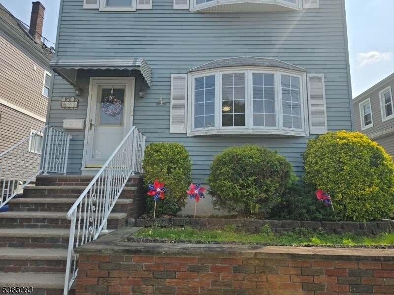 22 Van Dyke St in Wallington, NJ - Building Photo