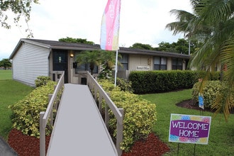 Thymewood in Hialeah, FL - Foto de edificio - Building Photo