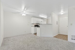 Cascadia Pointe in Everett, WA - Building Photo