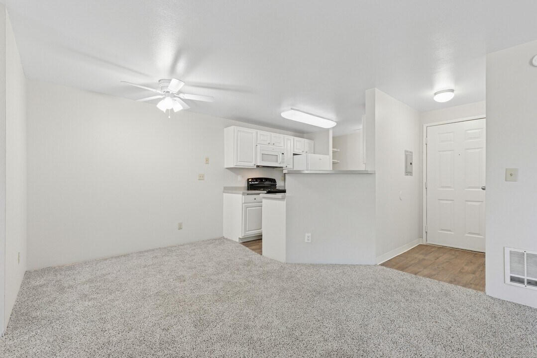 Cascadia Pointe in Everett, WA - Foto de edificio